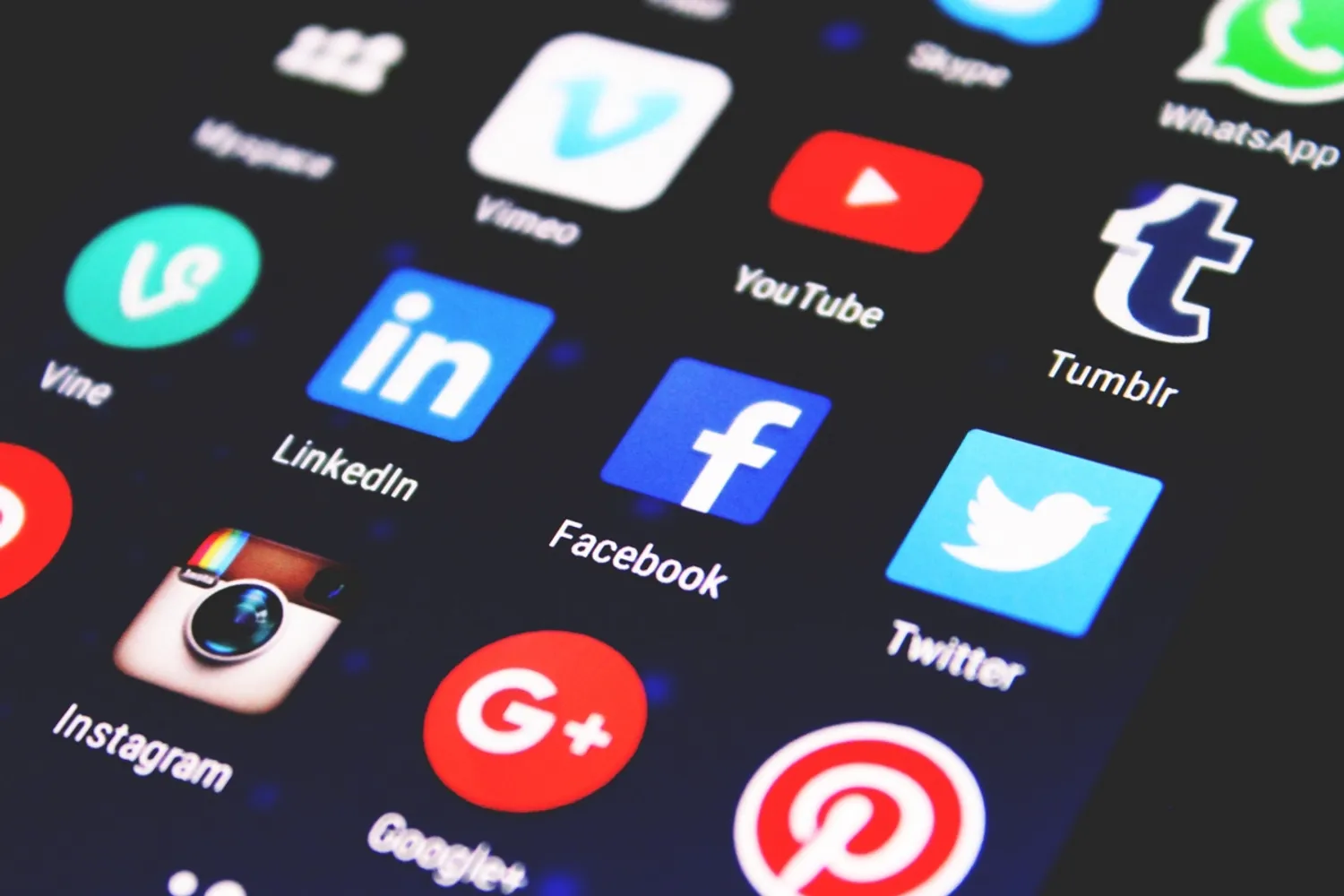 Participation à l'émission de RFI, Débat du jour sur le sujet : Faut-il « rationner » internet ?